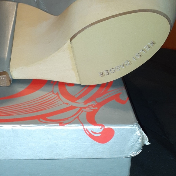 Shoes - Picture 5 of 6